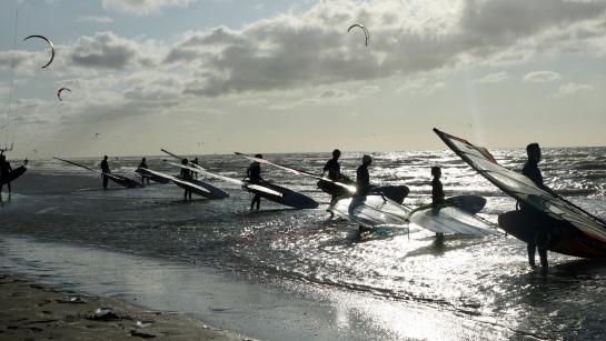 surfers aan de waterlijn