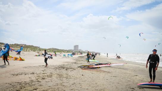 Surfers maken zich klaar op het strand