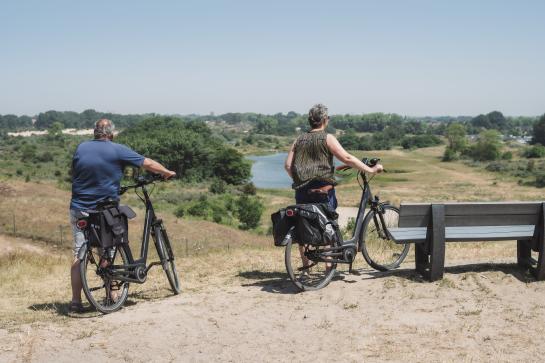 Fietsers houden halt bij een duinzicht